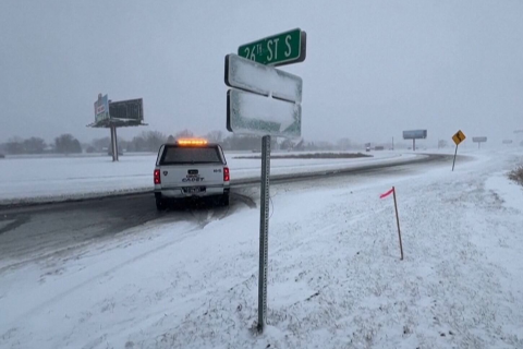 Nevasca fora de época surpreende moradores e fecha rodovias no norte dos EUA