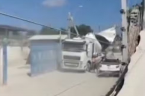 Caminhão betoneira explode em rua de Fortaleza e assusta moradores