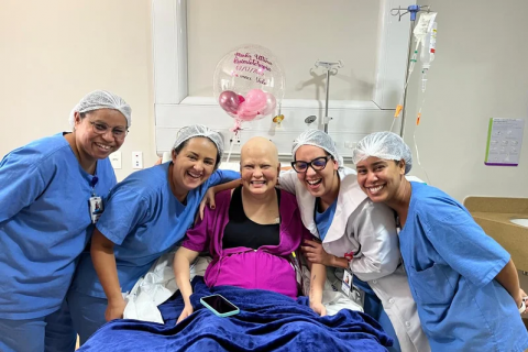 Entre balões, buzinas e coragem: Yoko celebra a última sessão de quimioterapia