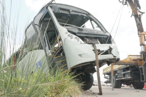 Colisão entre ônibus e carreta desgovernada deixa 20 feridos na BR-232